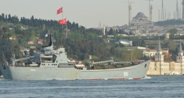 Rus gemisinde askeri araçlar kamufle