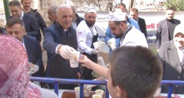 Ümraniye Belediye Başkanı İsmet Yıldırım’dan vatandaşlara çorba ikramı