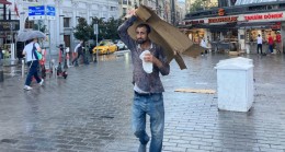 Taksim’de yağmur etkili oldu