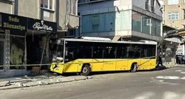 Pendik’te İETT otobüsü, kuaför dükkanına daldı, bina tahliye edildi