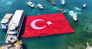 Denizcilik ve Kabotaj Bayramı’nda dev Türk Bayrağı açıldı