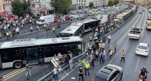 Metrobüs bariyerlere çarptı, 2 kişi metrobüs altında kaldı