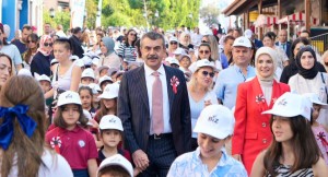 Bakan Tekin: “Çocuklarımız, öğretmenlerimiz ve velilerimiz hep beraber büyük bir aile olarak ‘BİZ’ olalım istedik”