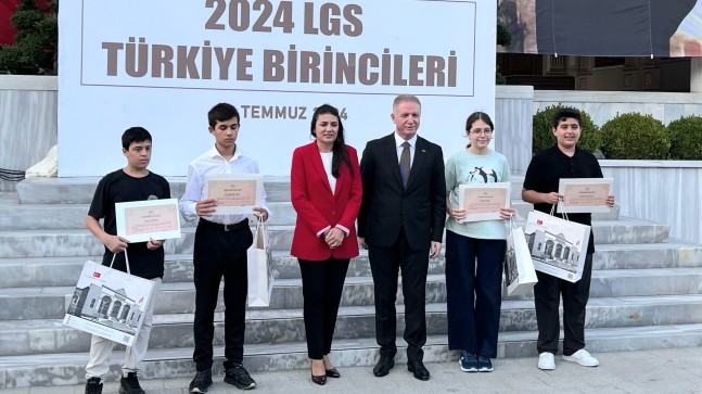 İstanbul Valisi Davut Gül, LGS Türkiye birincilerini ağırladı