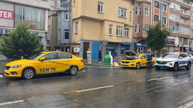 Beyoğlu’nda bir şahıs rastgele ateş açtı, kurşunlar bir ticari taksiye isabet etti