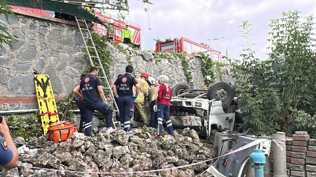 Kontrolden çıkan kamyonet 5 metre yüksekten aşağı düştü