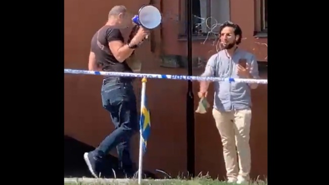 Kurban Bayramı’nda bir kâfir, Kur’an-ı Kerim’i İsveç polisinin koruması altında ayaklar altına aldıktan sonra yaktı