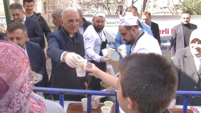 Ümraniye Belediye Başkanı İsmet Yıldırım’dan vatandaşlara çorba ikramı