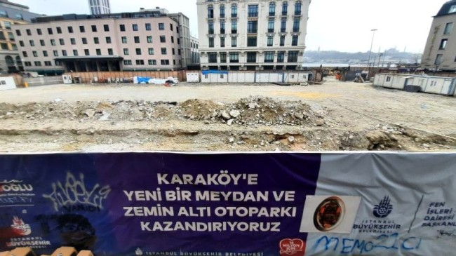 İBB’nin bitmeyen meydan projesi, Karaköy esnafını bitirdi: “Zor durumdayız, 15-20 esnaf dükkanlarını kapatıp gitti”