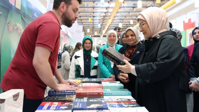 Emine Erdoğan, ‘Şule Yüksel Şenler Kitap ve Kültür Günleri’’ni ziyaret etti