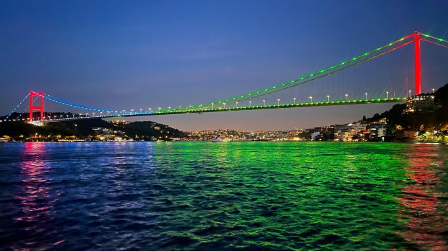 İstanbul’da köprüler Azerbaycan bayrağının renkleriyle aydınlatıldı