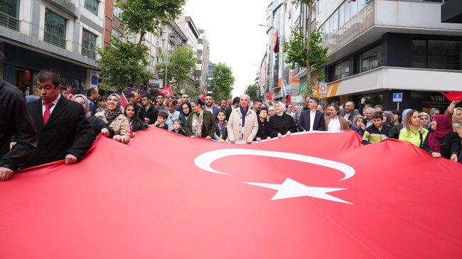 Ümraniyeliler, 19 Mayıs Bayramında büyük Türk Bayrağı ile yürüdü