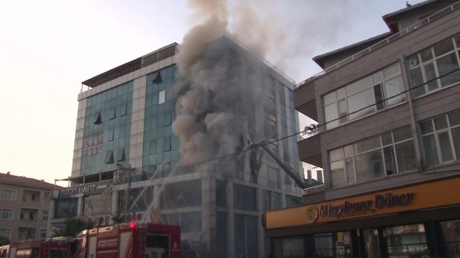 Ataşehir’de iş merkezinde yangın çıktı