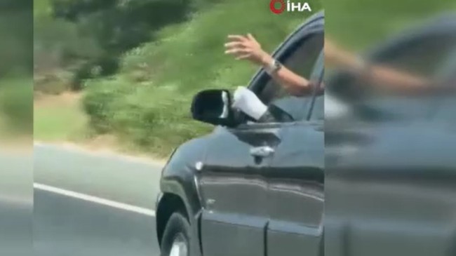 Maganda sürücü, ayağını camdan çıkarıp otomobil kullandı