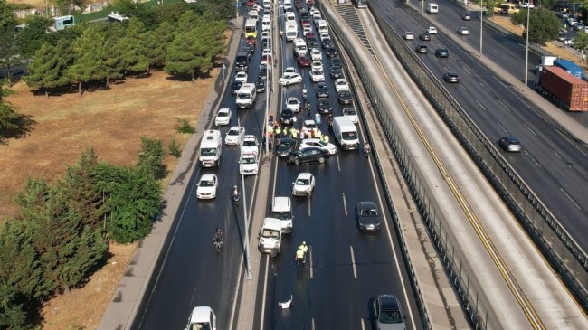 Beylikdüzü E-5 Karayolunda yağmur sonrası 15 araçlı kaza