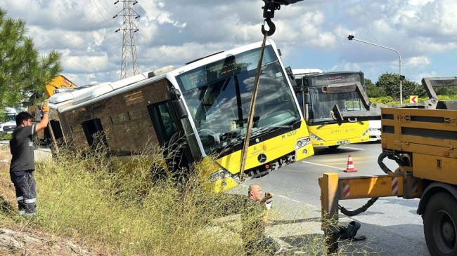 İETT otobüsü su gideri kanalına düştü, faciadan kıl payı dönüldü