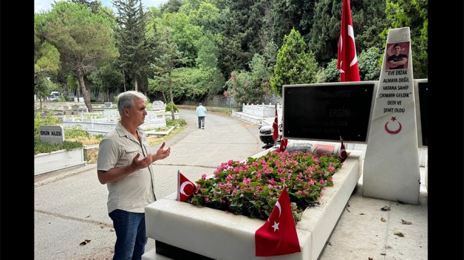 Şehit babasından İBB’ye bayrak tepkisi: “Oğlum 15 Temmuz şehidi olduğu için mi bu bayrağı değiştirmek zor geliyor”