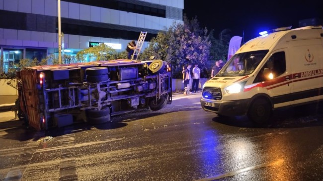 Pendik’te sebze yüklü kamyon devrildi