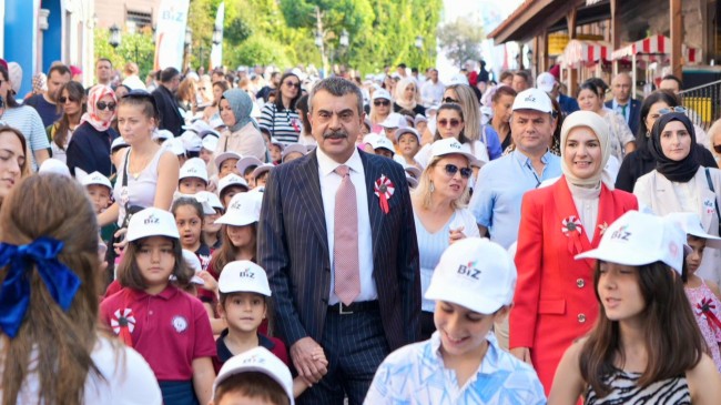 Bakan Tekin: “Çocuklarımız, öğretmenlerimiz ve velilerimiz hep beraber büyük bir aile olarak ‘BİZ’ olalım istedik”