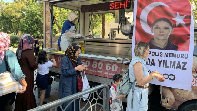 Meslektaşları şehit polis Şeyda Yılmaz için lokma dağıttı   