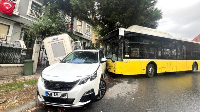 İETT otobüsü önce arabaya ardından ise güvenlik kulübesine çarptı