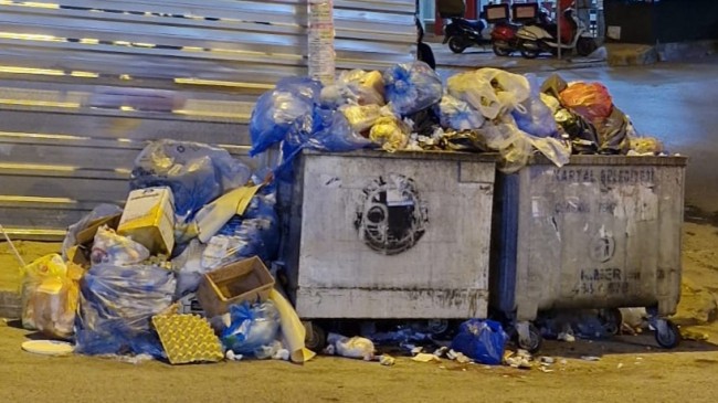 CHP’li Kartal ilçesinde çöpler toplanmadı ve koku her yeri sardı